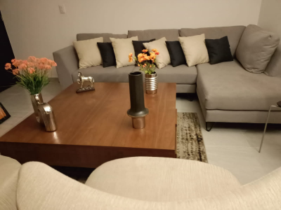 Sala en L con cojines