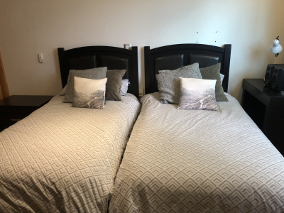 Recámara con 2 bases individuales, 2 burós, 2 colchones individuales y 2 cabeceras 