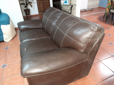 Sofá de 2 plazas color café – seminuevo