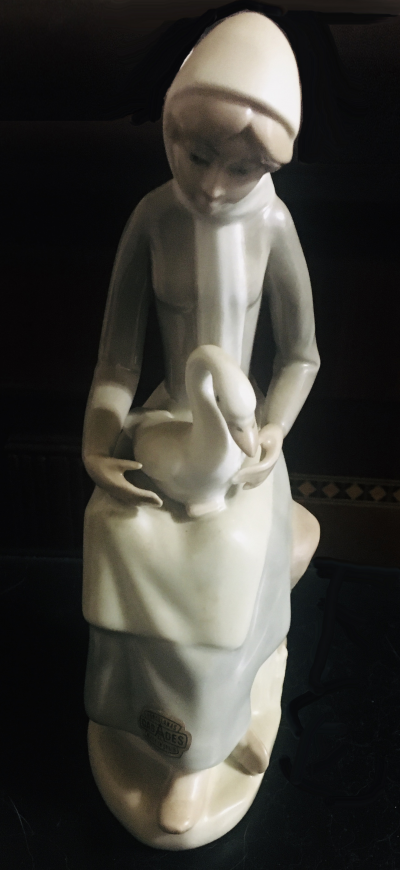 Fina figura de Porcelana Española