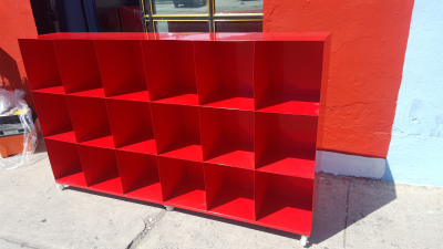 Mueble mochilero o librero metálico escolar