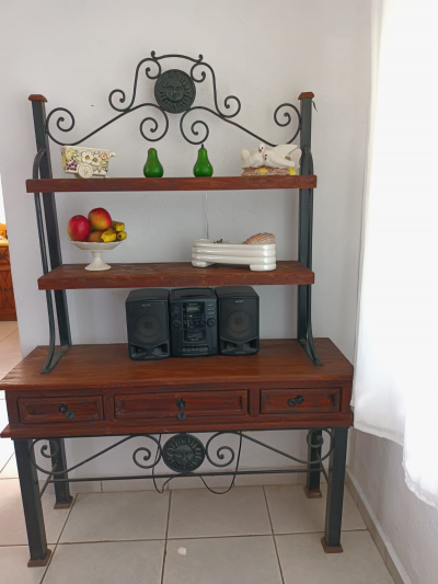 Trinchador rústico de pino y herrería