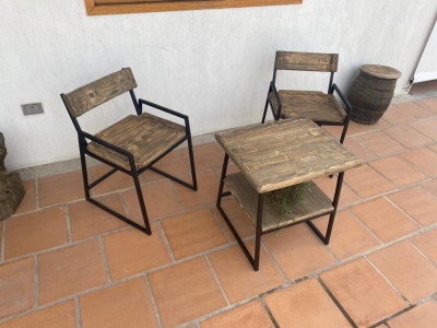 Juego de sillas y mesita 