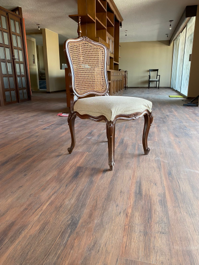 Paquete de muebles: Comedor, librero, vitrina, credenza, sillón