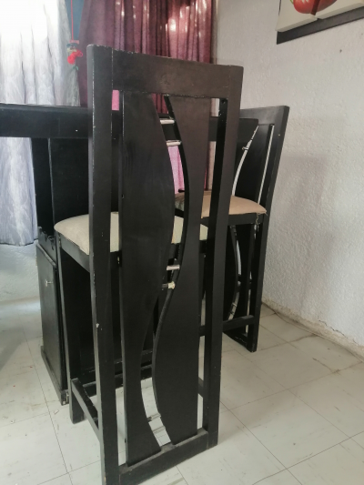 Bonito Comedor alto  de 4 sillas 