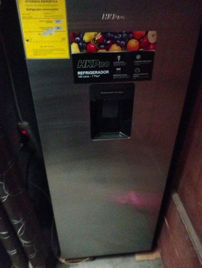 Refrigerador de 7 pies con dispensador de agua