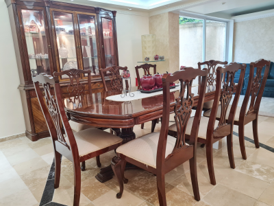 Comedor elegante para 8 personas con vitrina iluminada 
