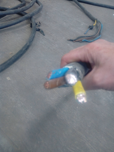 CABLE DE COBRE DE 4 PUNTAS CON 12 HILOS DE COBRE CON CUBIERTA DE PVC
