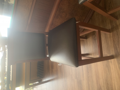 Cantina con bancos de lujo