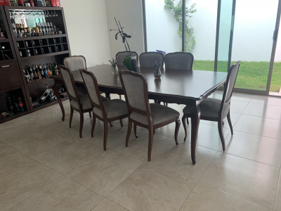Comedor, ocho sillas con vitrina 