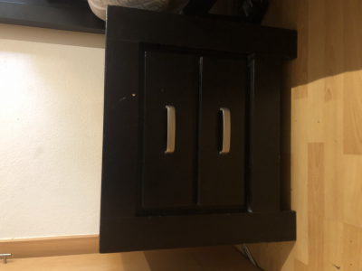 Recámara con 2 bases individuales, 2 burós, 2 colchones individuales y 2 cabeceras 