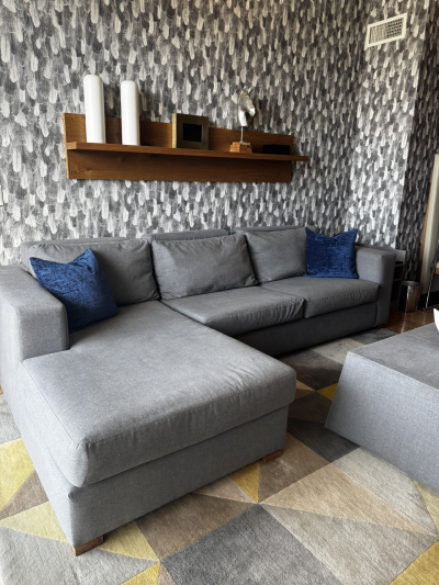Sofa de tres plazas con mesita auxiliar 