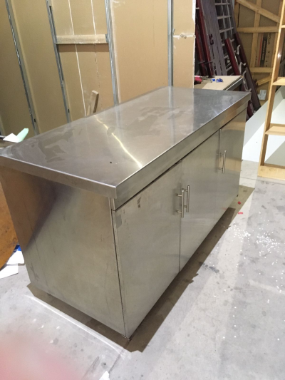 mesa de cocina acero inoxidable con insertos tipo panadera