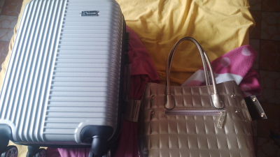 Maleta y bolsa de mujer