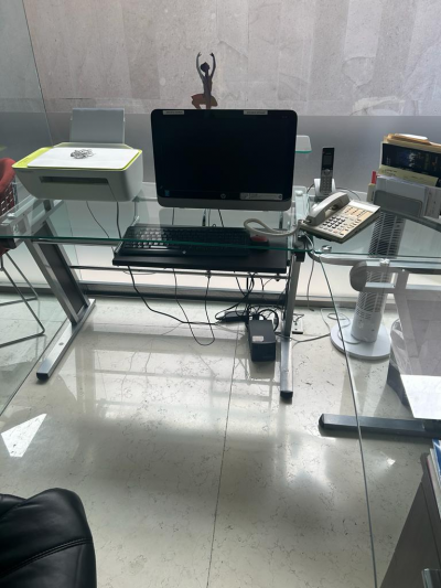 Escritorio de vidrio templado en escuadra