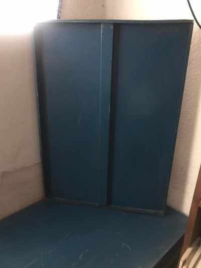 dos mostradores  y 7 anaqueles 