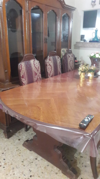 COMEDOR 6 SILLAS Y VITRINA