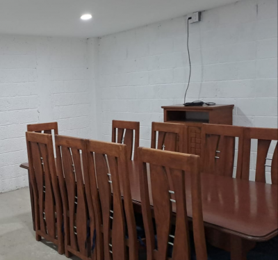 Comedor con 12 sillas de madera