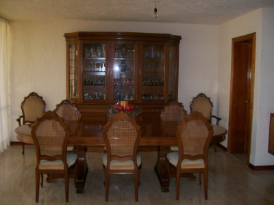 Comedor 6 sillas 2 sillones , vitrina