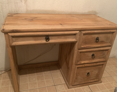 Escritorio de madera cuatro cajones