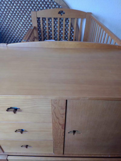 Cuna, ropero y cama individual en 1