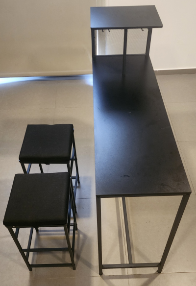 SIMPLE ESPACIO Mesa de Bar con 2 Sillas y Soporte para Copas, Negro | Mesa de Bar con 2 Sillas y Soporte para Copas. Incluye 6 Compartimentos y Estante para Botellas. Ideal para Cocina o Bar (Negro)