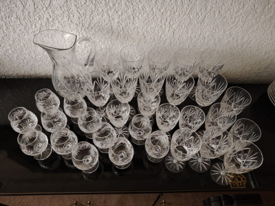 Comedor completo para 8 personas + bufetera + vajillas + cristalería