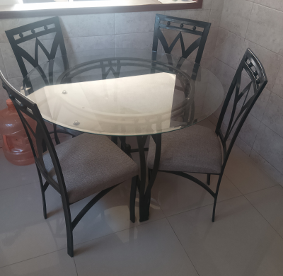 desayunador de cuatro sillas muy bonito