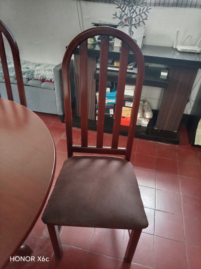 Vendo comedor de 4 sillas  de madera de pino 