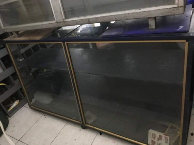 dos mostradores  y 7 anaqueles 