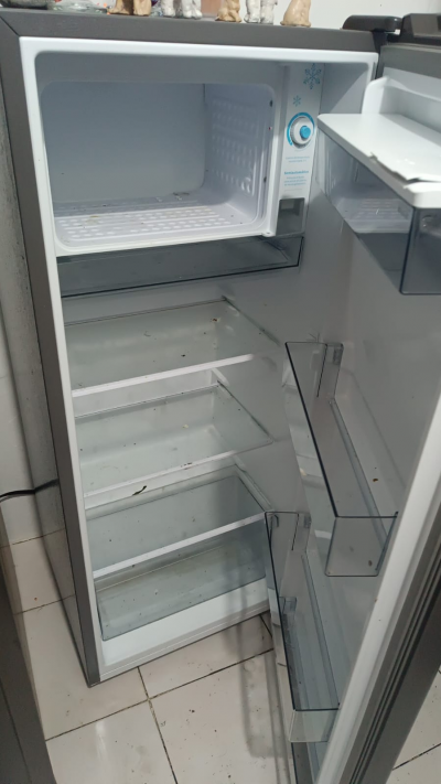 Refrigerador Hisense 7 Pies con Dispensador de Agua - Grafito