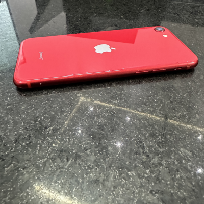 iPhone SE 2da generación rojo. 64gb. Libre