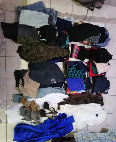 Paca de ropa con más de 130 prendas 
