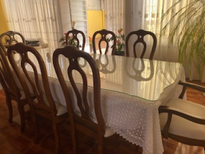 VITRINA Y COMEDOR CON  8 SILLAS