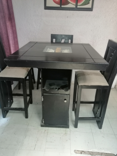 Bonito Comedor alto  de 4 sillas 