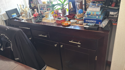 Comedor 6 sillas y credenza, es chocolate con piedra