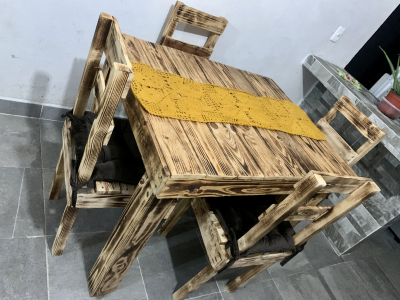 Comedor con 4 sillas y sala para 5 personas.