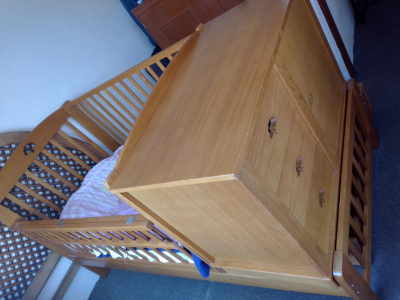 Cuna, ropero y cama individual en 1