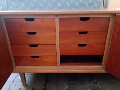 Conedor de caoba con 10 sillas y trinchador 