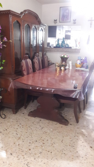 COMEDOR 6 SILLAS Y VITRINA