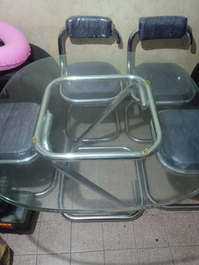 Comedor tubular con mesa de vidrio y 4 sillas