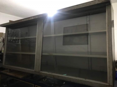 dos mostradores  y 7 anaqueles 