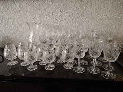 Comedor completo para 8 personas + bufetera + vajillas + cristalería