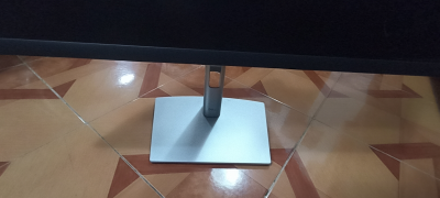 Monitor marca DELL modelo P 2422H