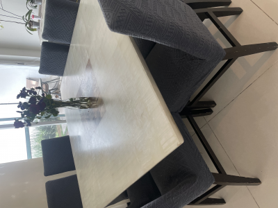 Comedor con 8 sillas y bufetera