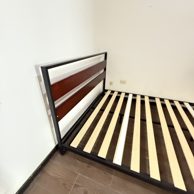 Base de cama Lunna matrimonial/queen- acero negro- Cabecera de madera