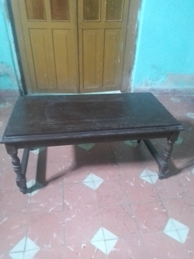 Vendo dos sillones de petatillo y una mesa de centro de madera.