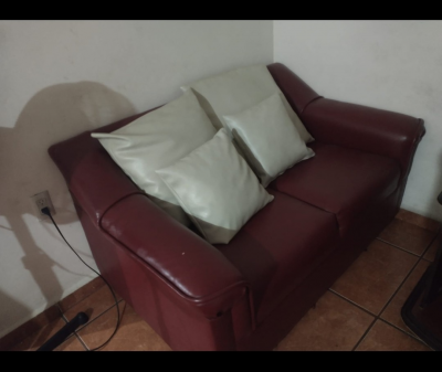 Comedor de 4 sillas,sala de 3 plazas,camas,librero
