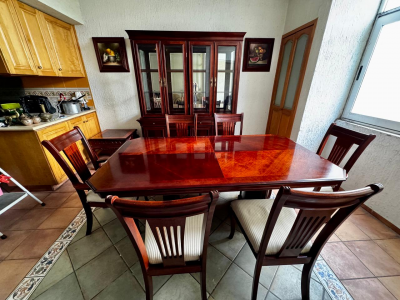 Comedor con 6 sillas, vitrina y 3 cuadros decorativos