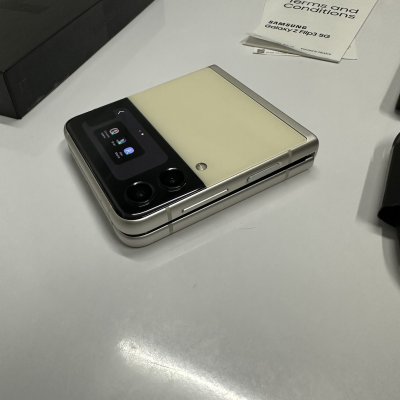 Samsung Z Flip 3 5g crema. 128gb. 8gb. Libre